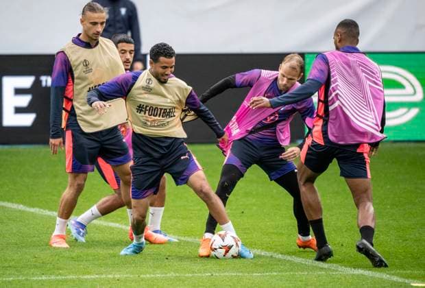 MALMÖ 2024 09 25 Sergio Pena and Oscar Lewicki fighting for the ball during Wednesdays training with MFF at Eleda Stadium ahead of the Europa League match against Rangers CITY SWEDEN x50090x  Copyright: xJohanxNilsson TTx MFF TRÄNING OCH PK INFÖR EUROPA LEAGUE MÖTET MOT RANGERS
