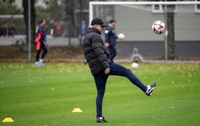 MALMÖ 2024 09 25 Coach Henrik Rydström shows his skills in the rain in Hybria during Wednesdays training with MFF ahead of the Europa League match against Rangers CITY SWEDEN x50090x  Copyright: xJohanxNilsson TTx MFF TRÄNING OCH PK INFÖR EUROPA LEAGUE MÖTET MOT RANGERS