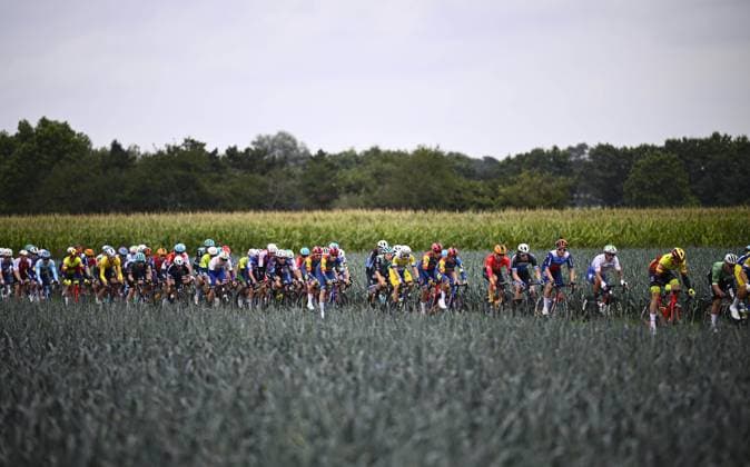 September 25, 2024, Lichtervelde, Belgium: LICHTERVELDE, BELGIUM - SEPTEMBER 25 : illustration picture peloton pictured during the Omloop van het Houtland 2024 Cycling race with start in Eernegem and finish in Lichtervelde (195,3km). On September 25, 2024 in Lichtervelde, Belgium, 25 09 2024 Lichtervelde Belgium - ZUMAp34_ 20240925_zaf_p34_128 Copyright: xPanoramicx