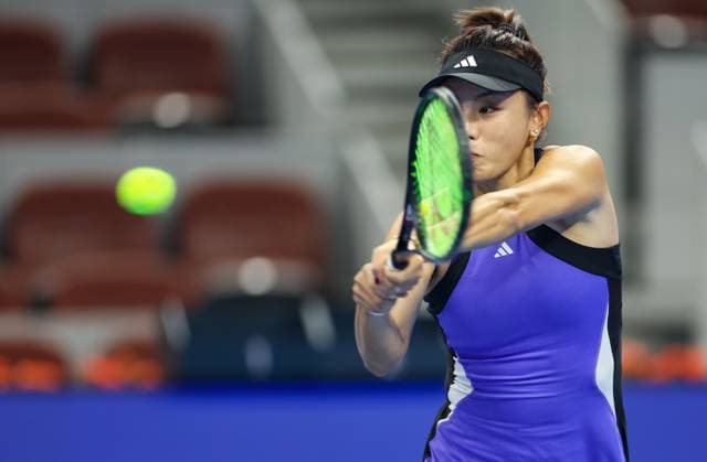 (240925) -- BEIJING, Sept. 25, 2024 -- Wang Qiang of China hits a return during the women s singles first round match against Alycia Parks of the United States at 2024 China Open tennis tournament in Beijing, capital of China, Sept. 25, 2024. ) (SP)CHINA-BEIJING-TENNIS-CHINA OPEN-WOMEN S SINGLES (CN) BaixXuefei 
