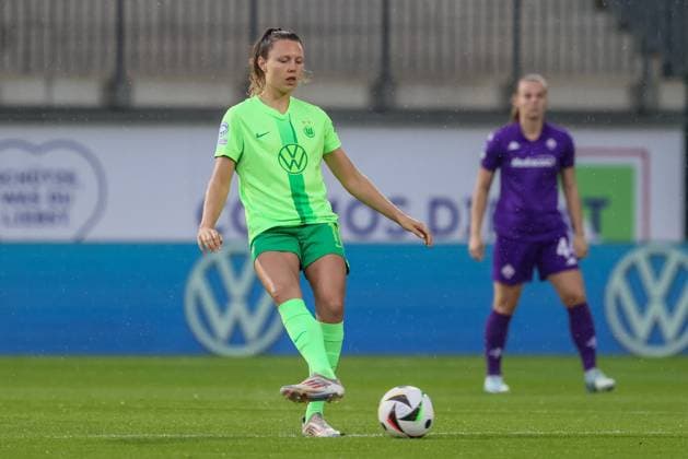 v li Fenna Kalma VfL Wolfsburg, 19 on the ball, single image, full body, action, action, match scene, 25 09 2024, Wolfsburg Germany , Football, UEFA Womens Champions League, VfL Wolfsburg AC Florence xobx