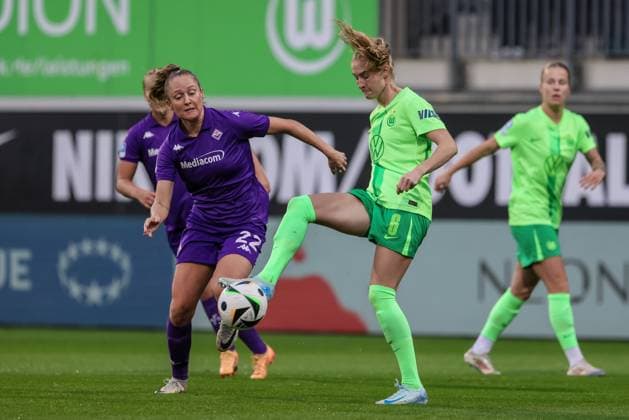 from left Karin Lundin AC Florence, 22 and Janina Minge VfL Wolfsburg, 6 in duel, duel, dynamics, action, action, match scene, 25 09 2024, Wolfsburg Germany , Football, UEFA Womens Champions League, VfL Wolfsburg AC Florence xobx