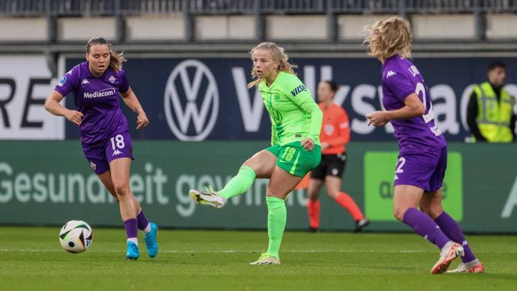 from left Emma Snerle AC Florence, 18 , Justine Kielland VfL Wolfsburg, 18 and Karin Lundin AC Florence, 22 in duel, duel, dynamics, action, action, match scene, 25 09 2024, Wolfsburg Germany , Football, UEFA Womens Champions League, VfL Wolfsburg AC Florence xobx