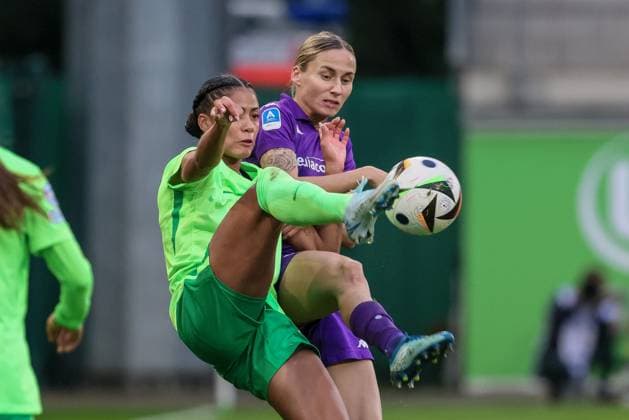from left Sveindis Jonsdottir VfL Wolfsburg, 23 and Kaja Erzen AC Florence, 16 in duel, duel, dynamics, action, action, match scene, 25 09 2024, Wolfsburg Germany , Football, UEFA Womens Champions League, VfL Wolfsburg AC Florence xobx
