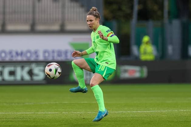 v li Svenja Huth VfL Wolfsburg, 10 on the ball, cropped image, single image, full body, action, action scene, 25 09 2024, Wolfsburg Germany , football, UEFA Womens Champions League, VfL Wolfsburg AC Florence xobx