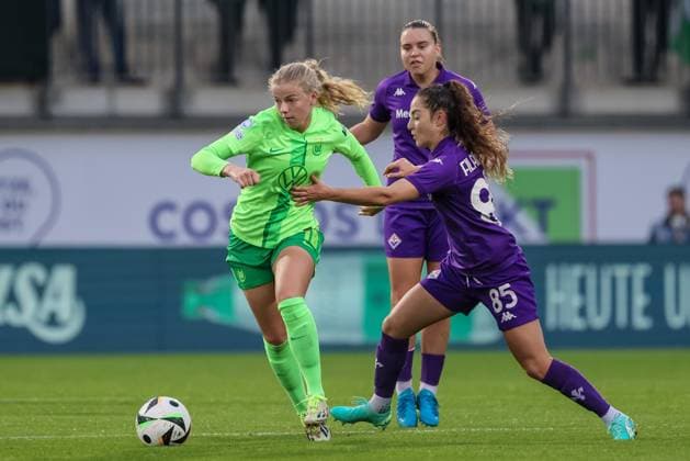 from left Justine Kielland VfL Wolfsburg, 18 and Maria Luisa Filangeri AC Florence, 85 in duel, duel, dynamics, action, action, match scene, 25 09 2024, Wolfsburg Germany , Football, UEFA Womens Champions League, VfL Wolfsburg AC Florence xobx