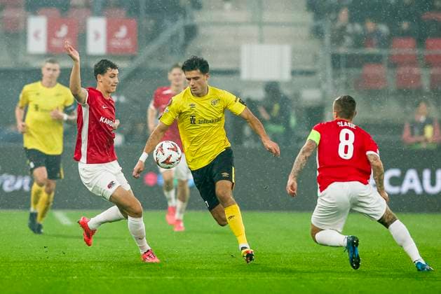 ALKMAAR - 25-09-2024, AFAS Stadium. UEFA Europa League, season 2024 2025 during the match AZ - Elfsborg. AZ player Ruben van Bommel, Elfsborg player Besfort Zeneli, AZ player Jordy Clasie. AZ - Elfsborg  x26338436x Copyright: