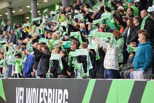 Women UWCL VfL Wolfsburg vs AC Florence Wolfsburg, 25 09 2024, soccer, women, season 24 25, Women s Champions League, qualification, 2 round, second leg, VfL Wolfsburg vs ACF Fiorentina, picture shows spectators in the AOK stadium fans of VfL Wolfsburg