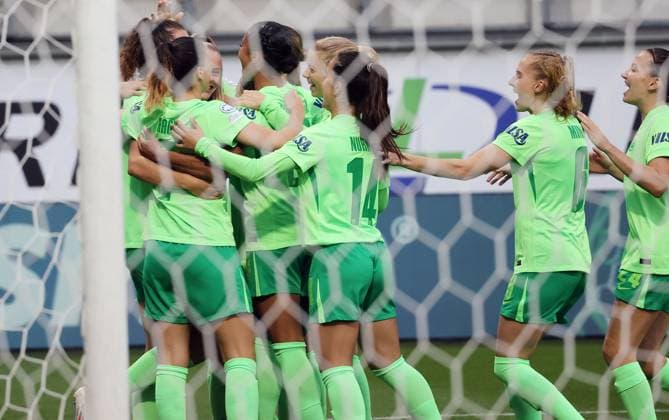 Women UWCL VfL Wolfsburg vs AC Florence Wolfsburg, 25 09 2024, Football, Women, Season 24 25, Women s Champions League, Qualification, 2 Round, Second leg, VfL Wolfsburg vs ACF Fiorentina, Picture shows jubilation over the goal to 1 0 for VfL by Fenna Kalma VfL, 19 Wolfsburg