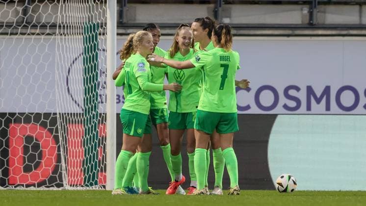 v li VfL Wolfsburg players with goal celebration, cheering, jubilant, optimistic, match scene, highlight, joy about the goal to 2 0, 25 09 2024, Wolfsburg Germany , Football, UEFA Womens Champions League, VfL Wolfsburg AC Florence xobx