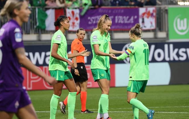 Women UWCL VfL Wolfsburg vs AC Florence Wolfsburg, 25 09 2024, Football, Women, Season 24 25, Women s Champions League, Qualification, 2 Round, Second leg, VfL Wolfsburg vs ACF Fiorentina, Picture shows VfL celebrating the goal for 2 0 by Vivien Endemann VfL, 25 with Sveindis Jonsdottir VfL, 23 and Svenja Huth VfL, 10 Wolfsburg
