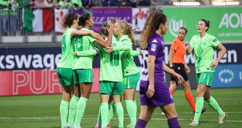 Women UWCL VfL Wolfsburg vs AC Florence Wolfsburg, 25 09 2024, Football, Women, Season 24 25, Women s Champions League, Qualification, 2 Round, Second leg, VfL Wolfsburg vs ACF Fiorentina, Picture shows VfL celebrating the goal for 2 0 by Vivien Endemann VfL, 25 Wolfsburg
