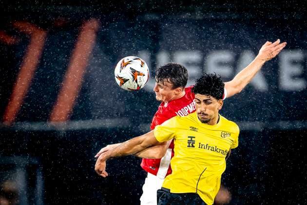AZ Alkmaar midfielder Peer Koopmeiners, IF Elfsborg midfielder Ahmed Qasem, during the match AZ Elfsborg at the AZ Stadium for the UEFA Europa League League phase Matchday 1 season 2024 2025 in ALKMAAR, Netherlands on 25 september 2024, photo by Marcel van Dorst EYE4images DeFodi Images Defodi 746 190460 Defodi-746