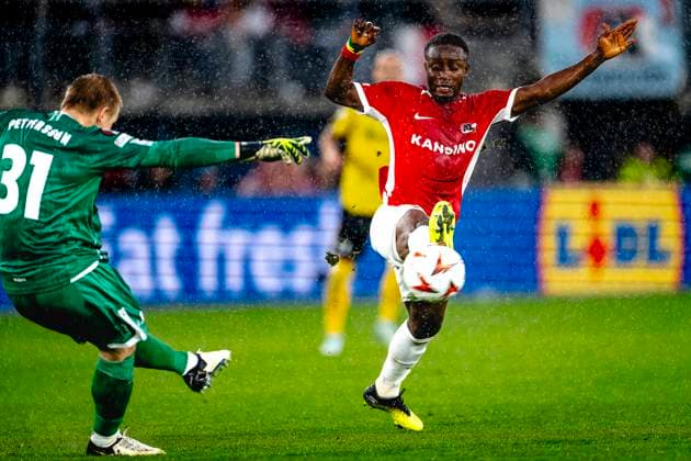 IF Elfsborg goalkeeper Isak Pettersson, AZ Alkmaar forwarder Ibrahim Sadiq, during the match AZ Elfsborg at the AZ Stadium for the UEFA Europa League League phase Matchday 1 season 2024 2025 in ALKMAAR, Netherlands on 25 september 2024, photo by Marcel van Dorst EYE4images DeFodi Images Defodi 746 190466 Defodi-746
