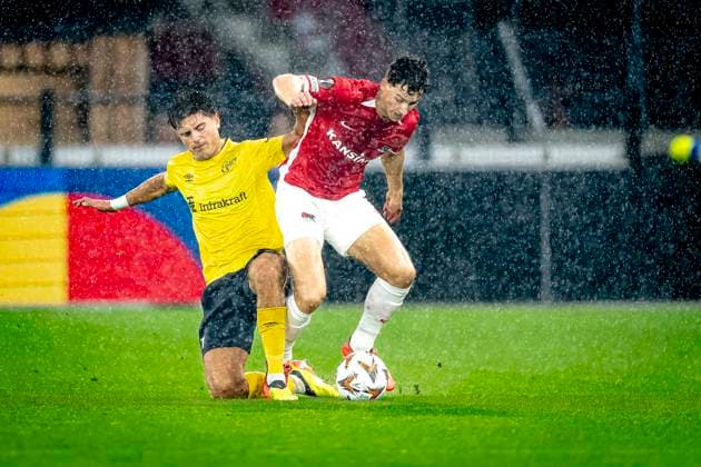 IF Elfsborg midfielder Besfort Zenelli, AZ Alkmaar forwarder Ruben van Bommel, during the match AZ Elfsborg at the AZ Stadium for the UEFA Europa League League phase Matchday 1 season 2024 2025 in ALKMAAR, Netherlands on 25 september 2024, photo by Marcel van Dorst EYE4images DeFodi Images Defodi 746 190468 Defodi-746
