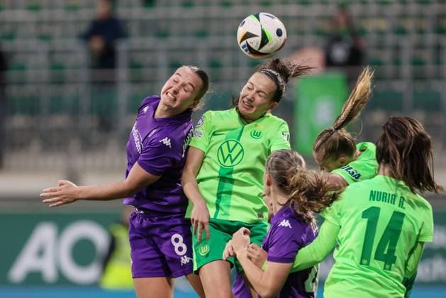 from left Alexandra Johannsdottir AC Florence, 8 and Joelle Wedemeyer VfL Wolfsburg, 24 in header duel, header, duel, action, action scene, 25 09 2024, Wolfsburg Germany , Football, UEFA Womens Champions League, VfL Wolfsburg AC Florence xobx