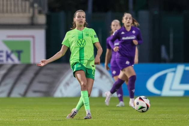 v li Joelle Wedemeyer VfL Wolfsburg, 24 on the ball, single image, full body, action, action scene, 25 09 2024, Wolfsburg Germany , Football, UEFA Womens Champions League, VfL Wolfsburg AC Florence xobx