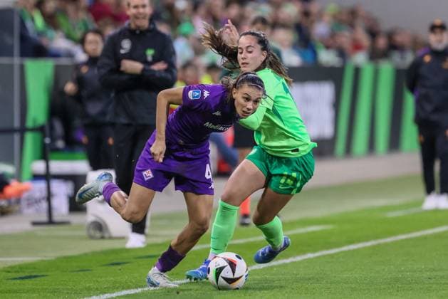 from left Agnese Bonfantini AC Florence, 4 and Nuria Rabano VfL Wolfsburg, 14 in duel, duel, dynamics, action, action, match scene, 25 09 2024, Wolfsburg Germany , Football, UEFA Womens Champions League, VfL Wolfsburg AC Florence xobx