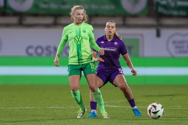 from left Justine Kielland VfL Wolfsburg, 18 and Emma Snerle AC Florence, 18 in duel, duel, dynamics, action, action, match scene, 25 09 2024, Wolfsburg Germany , Football, UEFA Womens Champions League, VfL Wolfsburg AC Florence xobx
