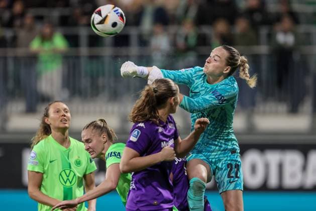v li Lisa Schmitz goalkeeper, goalkeeper, VfL Wolfsburg, 22 parries the ball, save, brilliant save, holds the ball, action, action, 25 09 2024, Wolfsburg Germany , football, UEFA Womens Champions League, VfL Wolfsburg AC Florence xobx