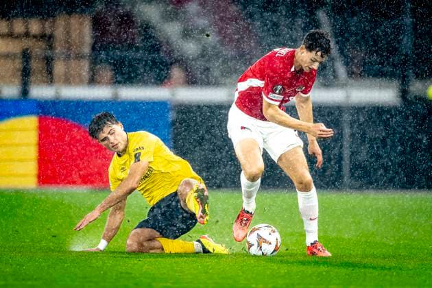 IF Elfsborg midfielder Besfort Zenelli, AZ Alkmaar forwarder Ruben van Bommel, during the match AZ Elfsborg at the AZ Stadium for the UEFA Europa League League phase Matchday 1 season 2024 2025 in ALKMAAR, Netherlands on 25 september 2024, photo by Marcel van Dorst EYE4images DeFodi Images Defodi 746 190478 Defodi-746