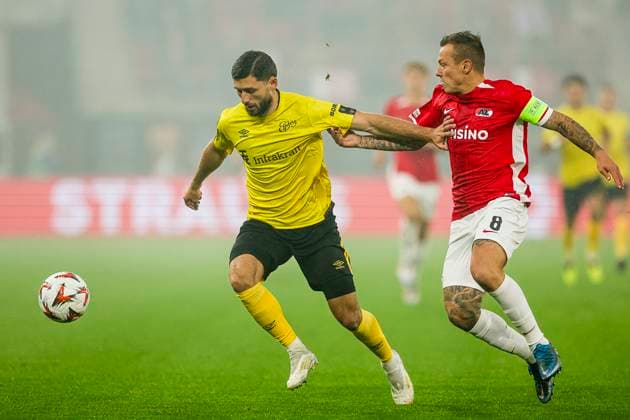 240925 Arber Zeneli of Elfsborg and Jordy Clasie of AZ Alkmaar during the UEFA Europa League between AZ Alkmaar and Elfsborg on September 25, 2024 in Alkmaar Photo Sonny Lensen BILDBYRAN XZ0189 fotboll football soccer fotball uefa europa league az alkmaar elfsborg bbeng  Copyright: SONNYxLENSEN BB240925BB387