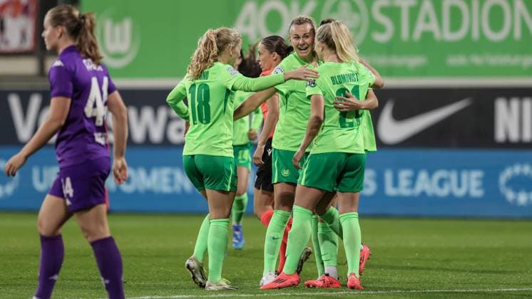 v li VfL Wolfsburg players with goal celebration, cheering, jubilant, optimistic, match scene, highlight, joy about the goal to 2 0, 25 09 2024, Wolfsburg Germany , Football, UEFA Womens Champions League, VfL Wolfsburg AC Florence xobx