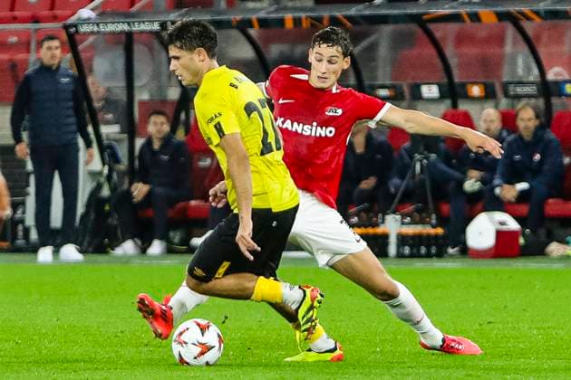 ALKMAAR - 25-09-2024, AFAS Stadium. UEFA Europa League, season 2024 2025 during the match AZ - Elfsborg. Elfsborg player Besfort Zeneli, AZ player Ruben van Bommel AZ - Elfsborg  x26338624x Copyright:
