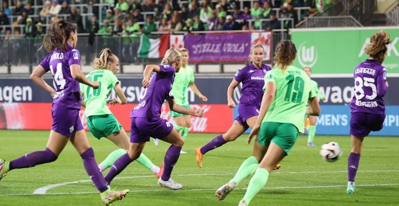 Women UWCL VfL Wolfsburg vs AC Florence Wolfsburg, 25 09 2024, Football, Women, Season 24 25, Women s Champions League, Qualification, 2nd round, second leg, VfL Wolfsburg vs ACF Fiorentina, picture shows Vivien Endemann VfL, 25 scoring the goal for VfL Wolfsburg to make it 3 0 in this scene