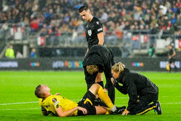 ALKMAAR 25 09 2024, AFAS Stadium UEFA Europa League, season 2024 2025 during the match AZ Elfsborg Elfsborg player Sebastian Holmen, injury treatment fotboll football soccer fotball uefa europa league az alkmaar elfsborg bbeng  Copyright: SONNYxLENSEN BB240925BB420