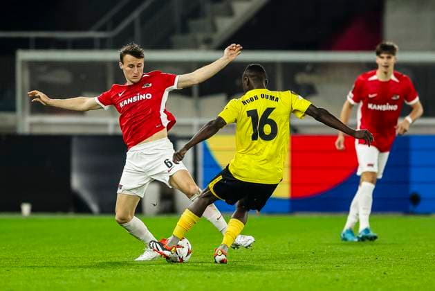 ALKMAAR - 25-09-2024, AFAS Stadium. UEFA Europa League, season 2024 2025 during the match AZ - Elfsborg. AZ player Peer Koopmeiners, Elfsborg player Timothy Noor Ouma AZ - Elfsborg  x26338813x Copyright: