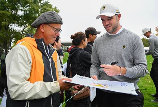 September 25, 2024, Montreal, Pq, Canada: International team member Corey Conners of Canada signs for a fan during a practice round at the Presidents Cup at Royal Montreal Golf Club in Montreal, Wednesday, September 25, 2024. Canada News - September 25, 2024  - ZUMAc35_ 20240925_zaf_c35_052 Copyright: xGrahamxHughesx