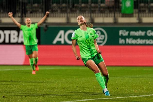 UEFA Womens Champions League VfL Wolfsburg Fiorentina Women s FC 25 09 2024 Cheers to 5 0 by Tabea Sellner VfL Wolfsburg, 28 UEFA Womens Champions League VfL Wolfsburg Fiorentina Women s FC Wolfsburg, AOK Stadion on 25 09 2024 Copyright: xBEAUTIFULxSPORTS Wunderlx
