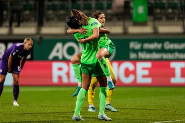 UEFA Womens Champions League VfL Wolfsburg Fiorentina Women s FC 25 09 2024 Cheers to 5 0 by Tabea Sellner VfL Wolfsburg, 28 UEFA Womens Champions League VfL Wolfsburg Fiorentina Women s FC Wolfsburg, AOK Stadion on 25 09 2024 Copyright: xBEAUTIFULxSPORTS Wunderlx