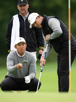 September 25, 2024, Montreal, Pq, CANADA: International team members Byeong Hun An, left, helps Si Woo Kim of South Korea, line up a putt on the 12th hole during practice at the Presidents Cup golf tournament at the Royal Montreal Golf Club, Wednesday, Sept. 25, 2024 in Montreal. Canada News - September 25, 2024  - ZUMAc35_ 20240925_zaf_c35_037 Copyright: xChristinnexMuschix