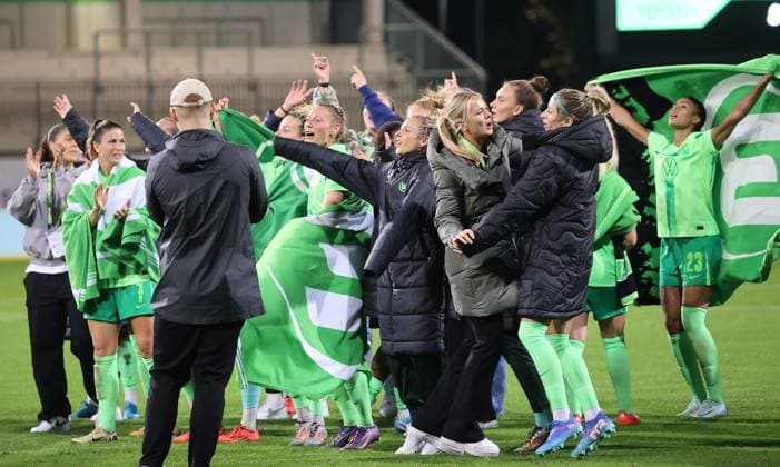 Women UWCL VfL Wolfsburg vs AC Florence Wolfsburg, 25 09 2024, Football, Women, Season 24 25, Women s Champions League, Qualification, 2 Round, Second leg, VfL Wolfsburg vs ACF Fiorentina, Picture shows The VfL team celebrates with the fans Wolfsburg after the final whistle