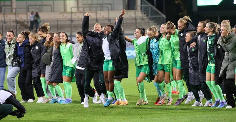 Women UWCL VfL Wolfsburg vs AC Florence Wolfsburg, 25 09 2024, Football, Women, Season 24 25, Women s Champions League, Qualification, 2 Round, Second leg, VfL Wolfsburg vs ACF Fiorentina, Picture shows The VfL team celebrates with the fans Wolfsburg after the final whistle