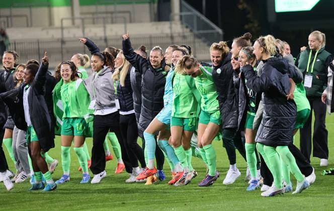 Women UWCL VfL Wolfsburg vs AC Florence Wolfsburg, 25 09 2024, Football, Women, Season 24 25, Women s Champions League, Qualification, 2 Round, Second leg, VfL Wolfsburg vs ACF Fiorentina, Picture shows The VfL team celebrates with the fans Wolfsburg after the final whistle