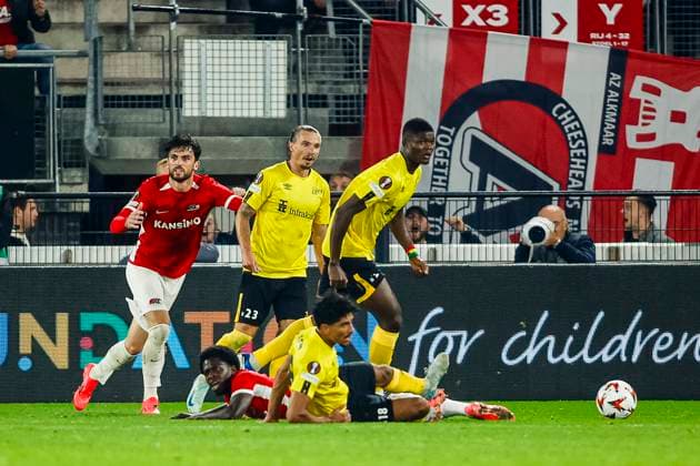 ALKMAAR - 25-09-2024, AFAS Stadium. UEFA Europa League, season 2024 2025 during the match AZ - Elfsborg. AZ player Troy Parrot, Elfsborg player Buhari Ibrahim, AZ player Jayden Addai AZ - Elfsborg  x26338894x Copyright: