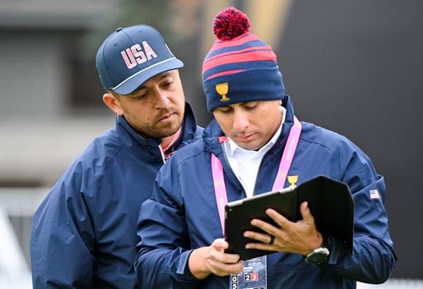 September 25, 2024, Montreal, Pq, Canada: United States team member Xander Schauffele consults with his caddie Austin Kaiser on the practice putting green at the Presidents Cup at Royal Montreal Golf Club in Montreal, Wednesday, Sept. 25, 2024. Canada News - September 25, 2024  - ZUMAc35_ 20240925_zaf_c35_013 Copyright: xGrahamxHughesx
