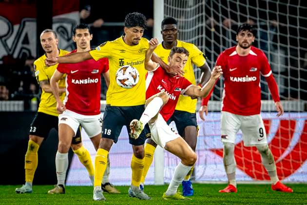 IF Elfsborg midfielder Ahmed Qasem, AZ Alkmaar midfielder Zico Buurmeester, during the match AZ Elfsborg at the AZ Stadium for the UEFA Europa League League League phase Matchday 1 season 2024 2025 in ALKMAAR, Netherlands on 25 september 2024, photo by Marcel van Dorst EYE4images DeFodi Images Defodi 746 190548 Defodi-746