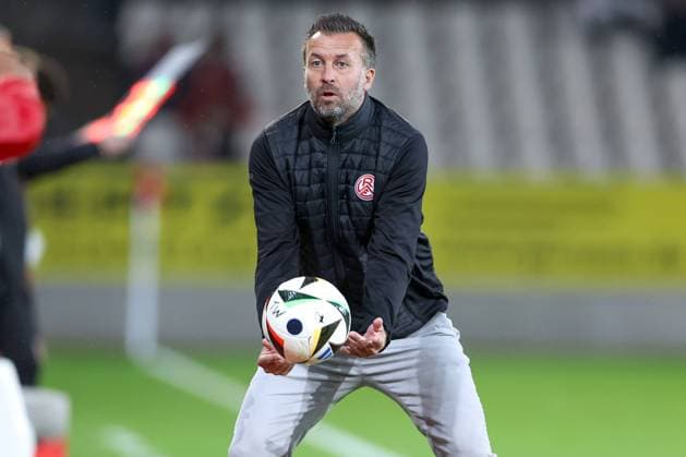 25 09 2024, Essen, Football, Rot Weiss Essen Borussia Dortmund II U23 , bwin 3 Liga Herren, Stadion an der Hafenstraße, 7 Spieltag Saison 2024 2025 Trainer Christoph Dabrowski Head coach RWE gesticulating with match ball in his arms on the sidelines DFB regulations prohibit any use of photographs as image sequences and or quasi video Nordrhein Westfalen Germany