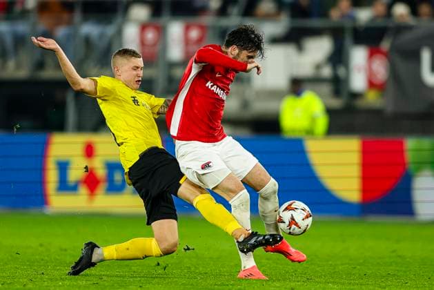 ALKMAAR - 25-09-2024, AFAS Stadium. UEFA Europa League, season 2024 2025 during the match AZ - Elfsborg. Elfsborg player Sebastian Holmen, AZ player Troy Parrot. Final score 3-2. AZ - Elfsborg  x26339015x Copyright: