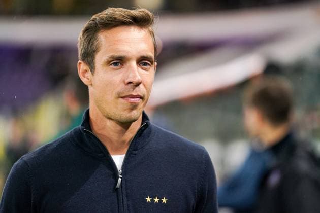 2024-09-25 RSC Anderlecht v Ferencvaros - UEFA Europa League 2024 25 League Phase MD1 BRUSSELS, BELGIUM - SEPTEMBER 25: Coach David Hubert of RSC Anderlecht looks up during the UEFA Europa League 2024 25 League Phase MD1 match between RSC Anderlecht and Ferencvaros at RSC Anderlecht Stadium on September 25, 2024 in Brussels, Belgium. Brussels RSC Anderlecht Stadium Belgium Content not available for redistribution in The Netherlands directly or indirectly through any third parties. Copyright: xJorisxVerwijstx