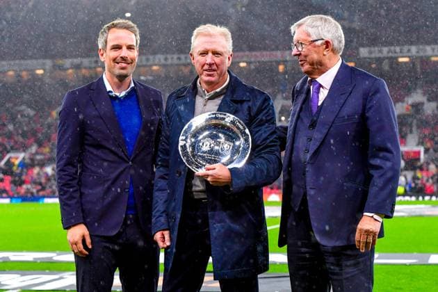 MANCHESTER, Stadium Old Trafford, 25-09-2024 , season 2024 2025, UEFA FIFA internationaal , Europa League , during the match Manchester United, ManU - Twente , Wout Brama (L) and Steve McClaren (M) Manchester United - Twente  x26339098x Copyright: