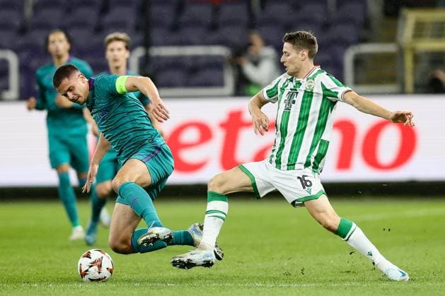 Anderlecht s Leander Dendoncker and Ferencvaros s Kristoffer Zachariassen fight for the ball during a soccer game between Belgian RSC Anderlecht and Hungarian Ferencvarosi TC, on Wednesday 25 September 2024 in Brussels, on the opening day of the League phase of the UEFA Europa League tournament. BRUNOxFAHY  x101368738x
