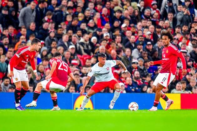 MANCHESTER, Stadium Old Trafford, 25-09-2024 , season 2024 2025, UEFA FIFA internationaal , Europa League , during the match Manchester United, ManU - Twente , FC Twente player Mees Hilgers , Manchester United player Joshua Zirkzee Manchester United - Twente  x26339188x Copyright:
