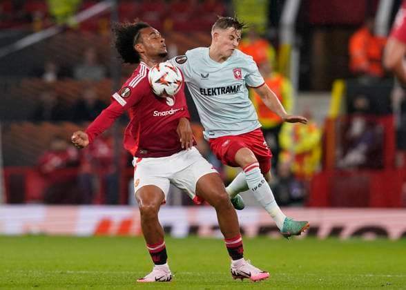 Manchester, England, 25th September 2024. Joshua Zirkzee of Manchester United, ManU tussles with Twente™s Sem Steijn during the UEFA Europa League match at Old Trafford, Manchester. Picture credit should read: Andrew Yates Sportimage EDITORIAL USE ONLY. No use with unauthorised audio, video, data, fixture lists, club league logos or live services. Online in-match use limited to 120 images, no video emulation. No use in betting, games or single club league player publications. SPI-3332-0028