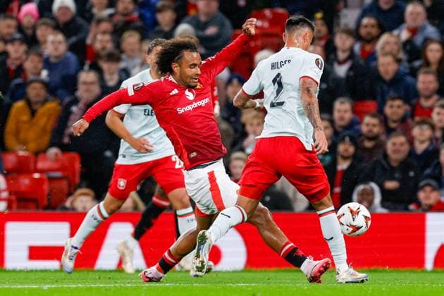 Joshua Zirkzee of Manchester United, ManU and Mees Hilgers of FC Twente battle for possession , UEFA Europa League 2024 25 League Phase MD1, Manchester United v FC Twente, Old Trafford, September 25, 2024, Manchester, England.