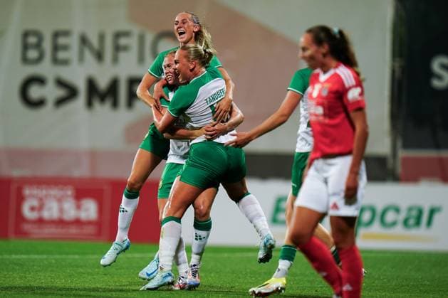 240925 Julie Blakstad of Hammarby celebrates with team mates during the UEFA Women s Champions League football match between Benfica and Hammarby on September 25, 2024 in Lisbon Photo Gualter Fatia BILDBYRAN kod XZ XZ0190 fotboll football soccer fotball champions league benfica hammarby dam bbeng celebrate  Copyright: GUALTERxFATIA BB240925BB657